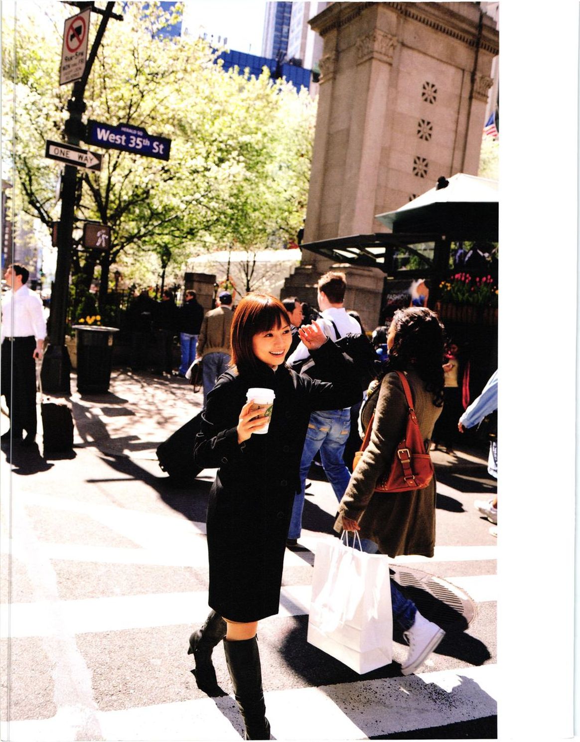 Natsumi Abe "Subway" [PhotoBook] Page 74 No.93373f