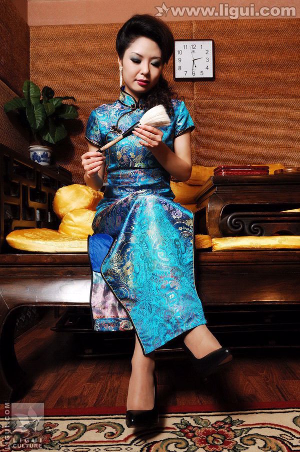 Modello Bing Qing "The Luggling Binding of the Oriental Young Woman" [丽 柜 美 ​​束 LiGui] Silk Foot Photo Picture