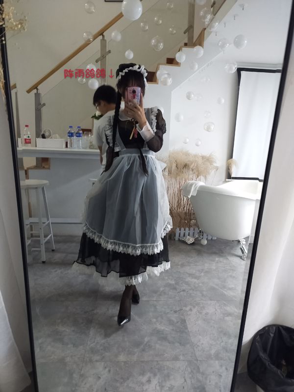 Bella ragazza coser bude o0 "cameriera trasparente"